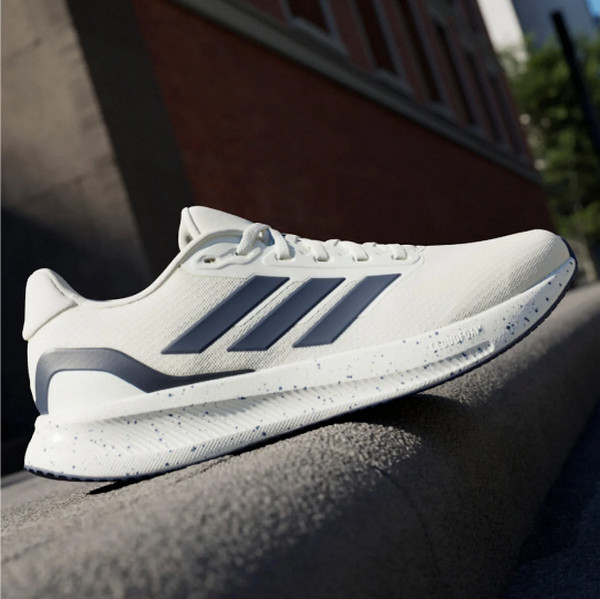 أناقة عصرية وجودة لا تُضاهى: اديداس تُعيد تعريف الموضة اليومية وتجربة التسوق